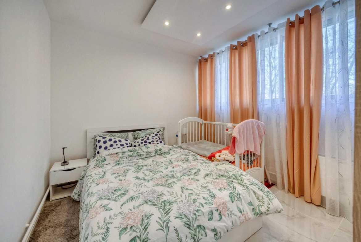 Appartement T4 rénové de 84 m² à Grenoble avec terrasse et cave, idéalement situé 