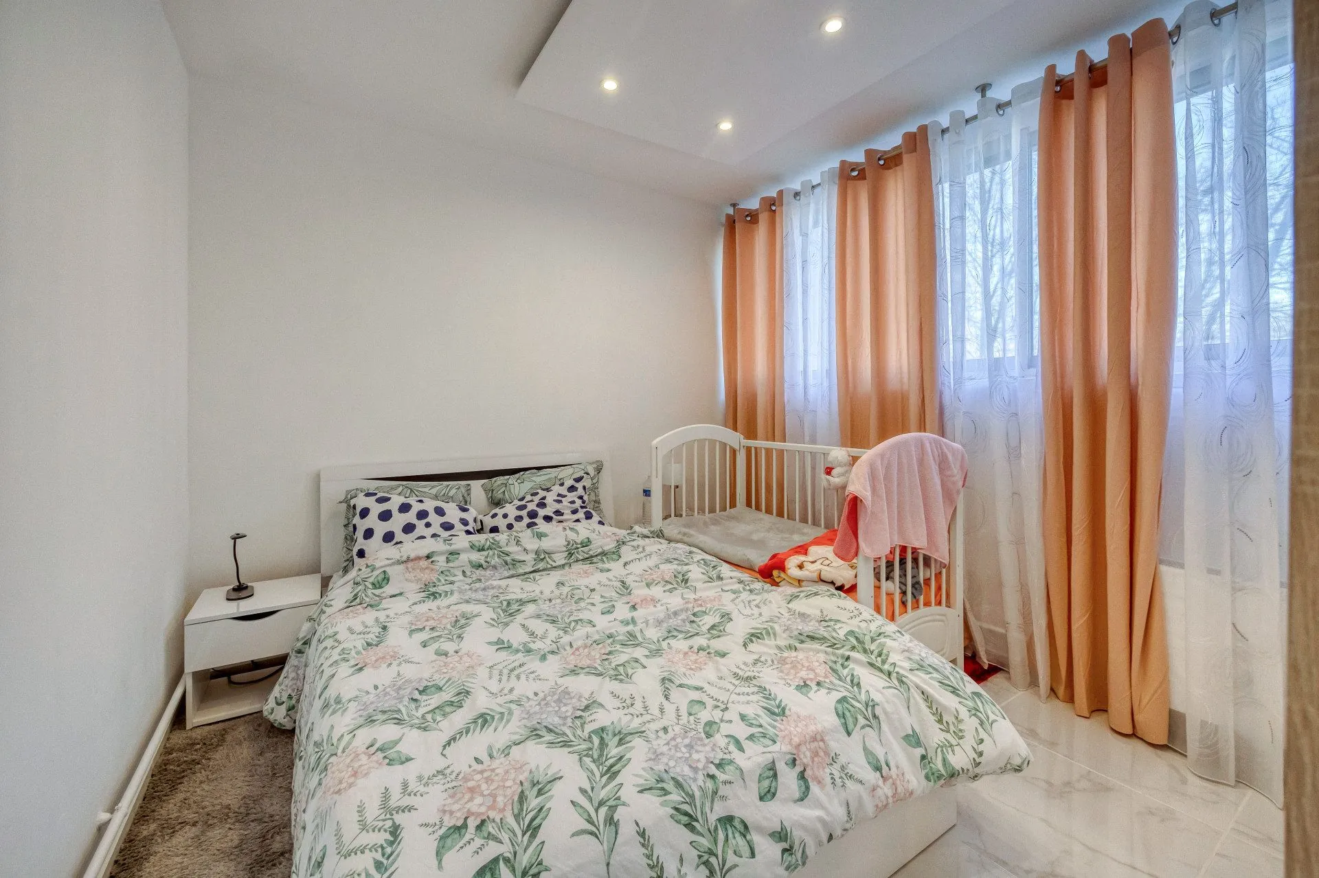 Appartement T4 rénové de 84 m² à Grenoble avec terrasse et cave, idéalement situé 
