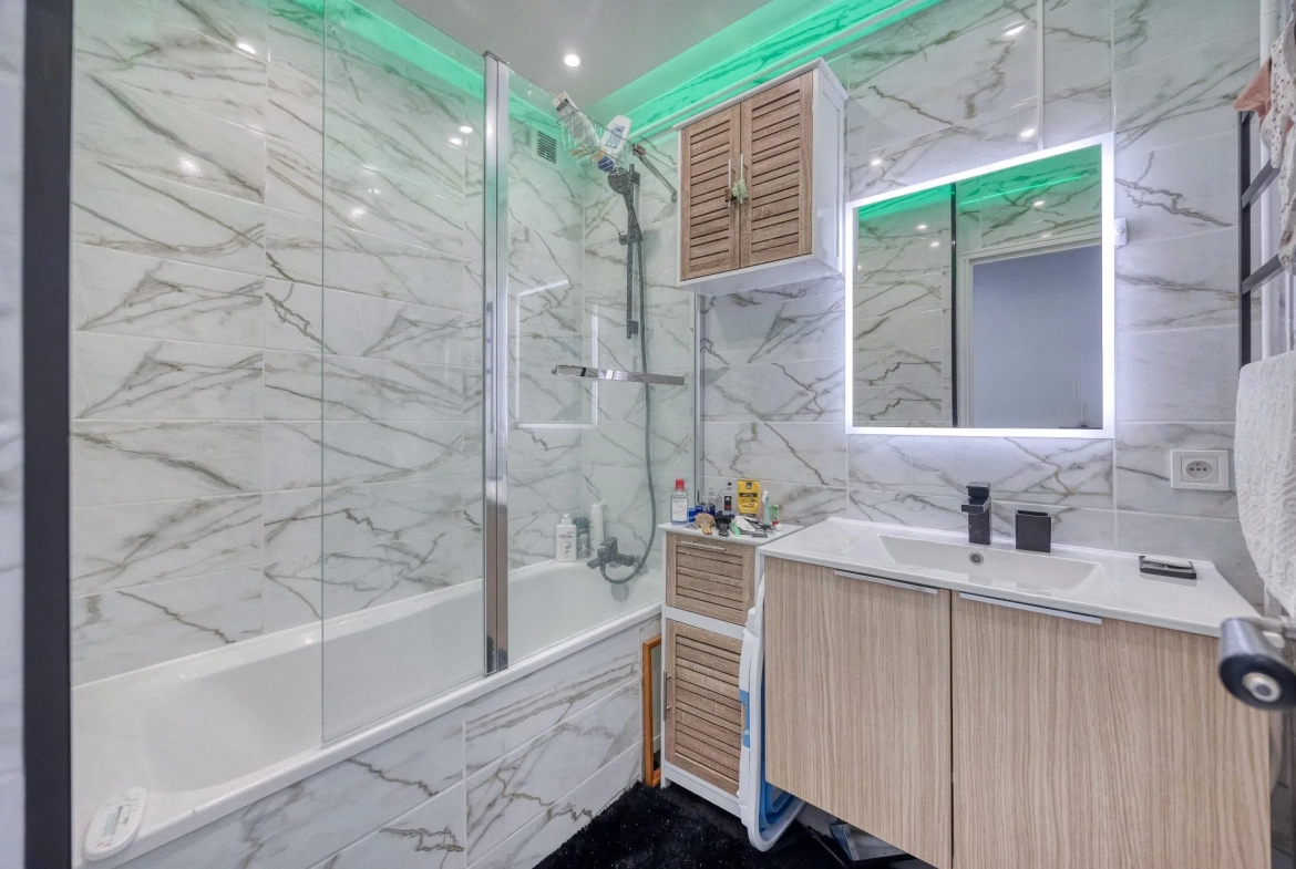 Appartement T4 rénové de 84 m² à Grenoble avec terrasse et cave, idéalement situé 