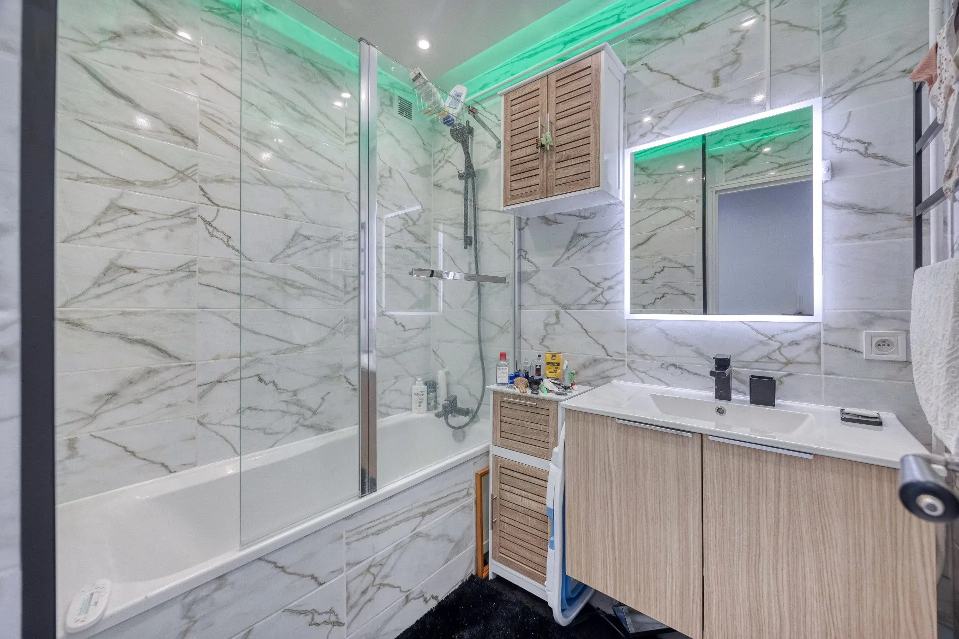 Appartement T4 rénové de 84 m² à Grenoble avec terrasse et cave, idéalement situé 