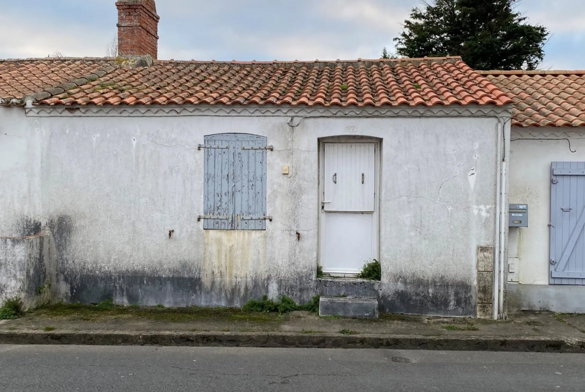 Maison à rénover avec dépendance et abri à Beauvoir-sur-Mer 
