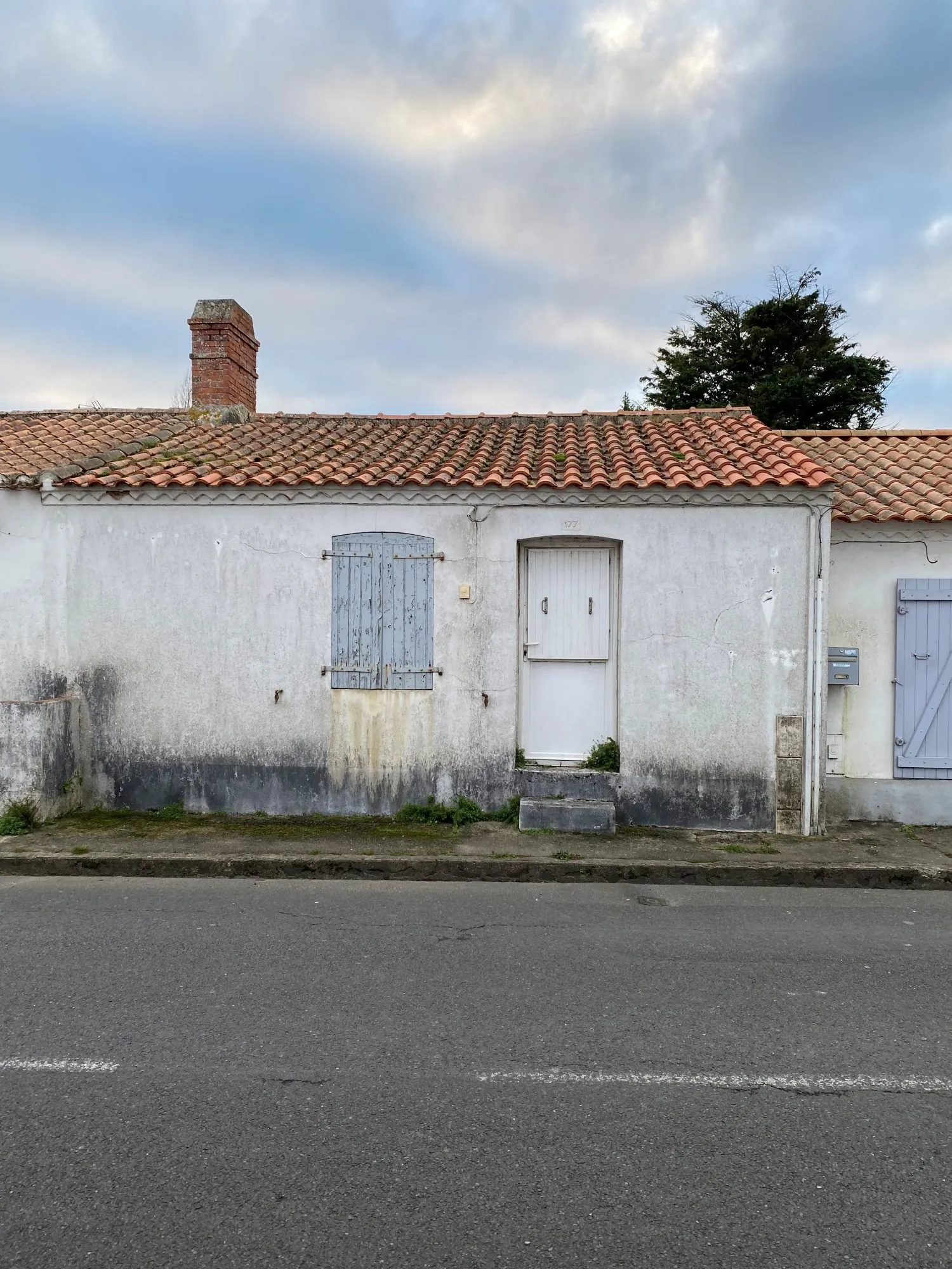 Maison à rénover avec dépendance et abri à Beauvoir-sur-Mer 