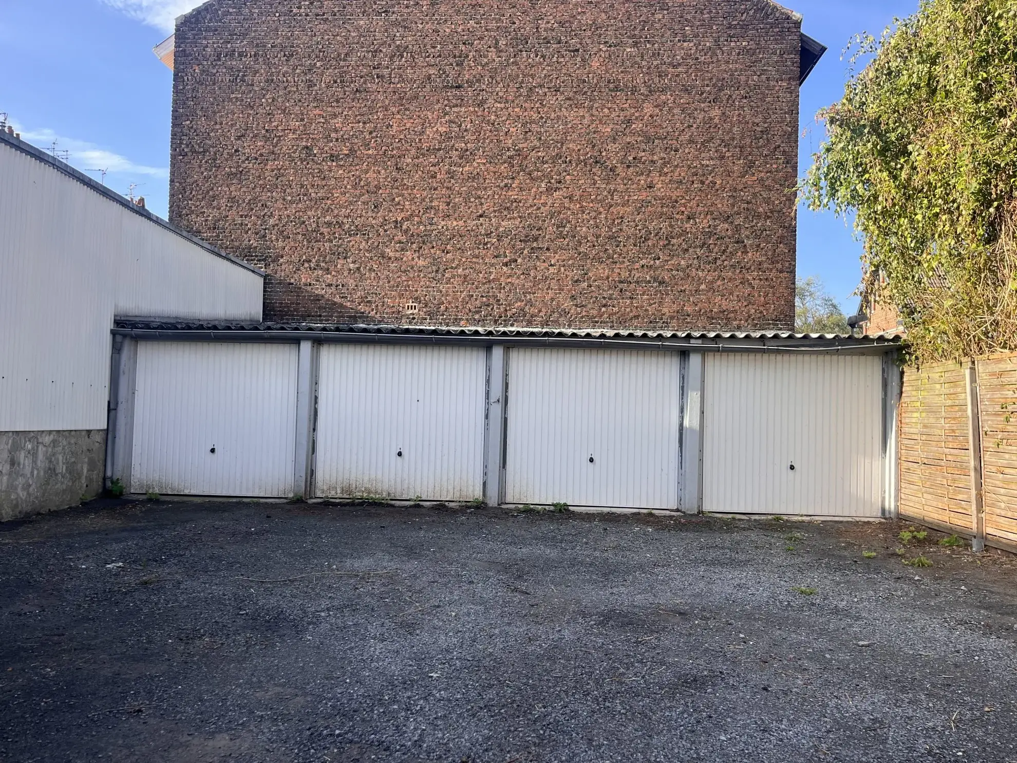 Garage fermé à vendre près du métro Canteleu - Parking sécurisé et pratique 