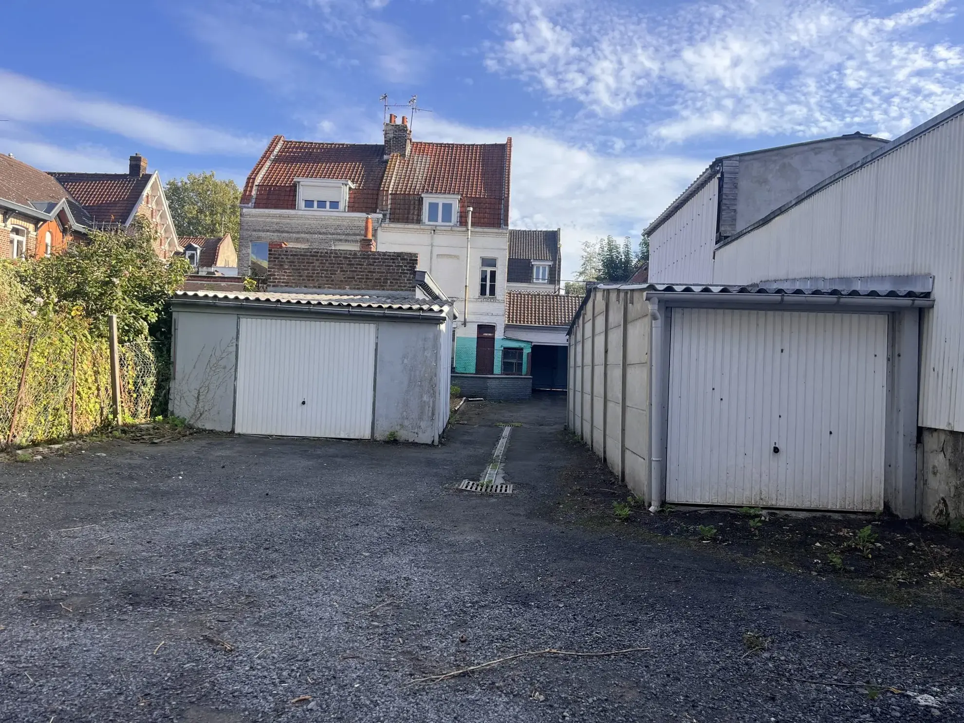 Garage fermé à vendre près du métro Canteleu - Parking sécurisé et pratique 