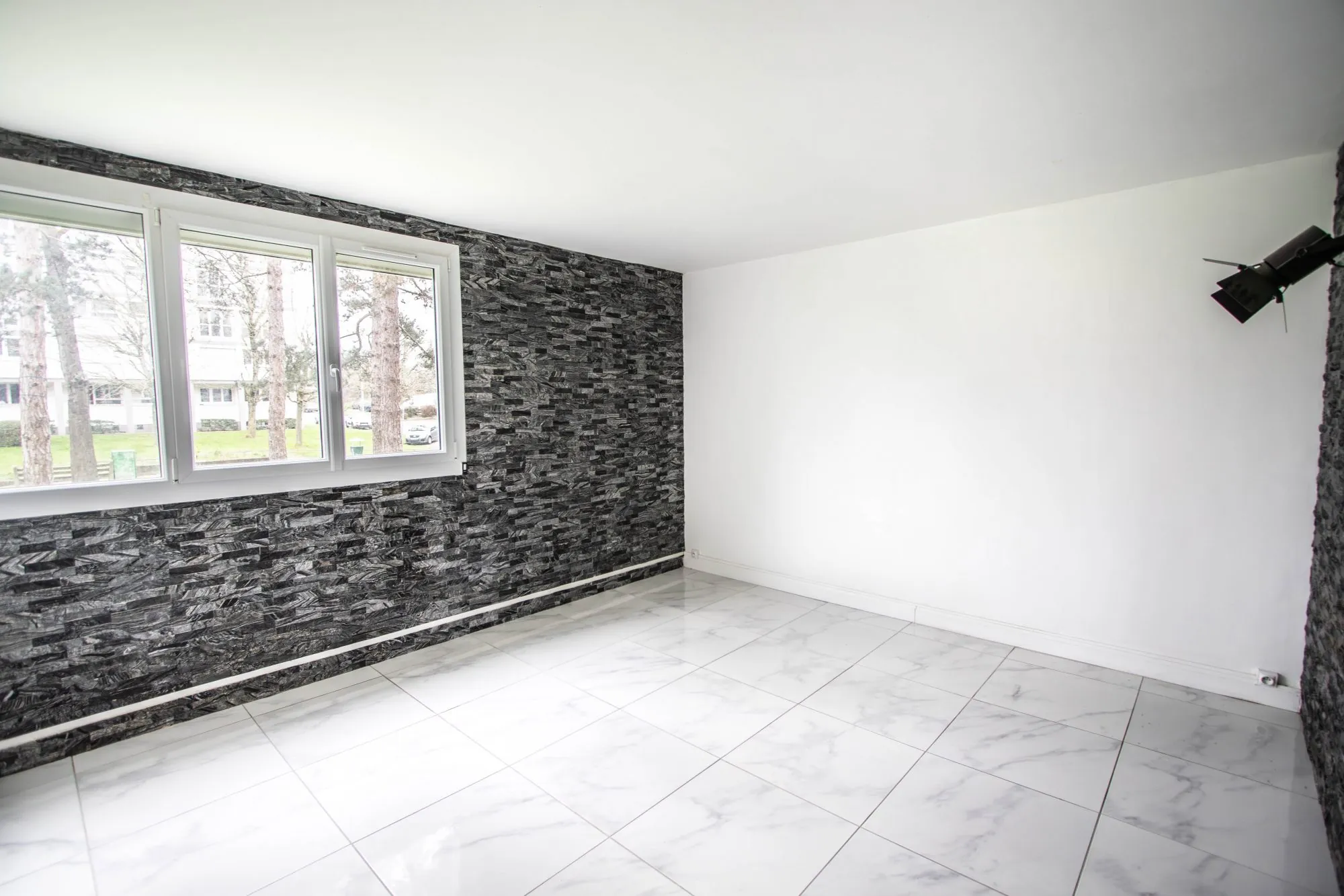 Appartement T3 rénové à Angers avec cave et proximité commodités 