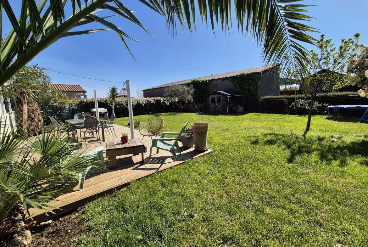 Maison de plain-pied à vendre à Pont l'Abbé d'Arnoult, 3 chambres et bureau, jardin paysagé 