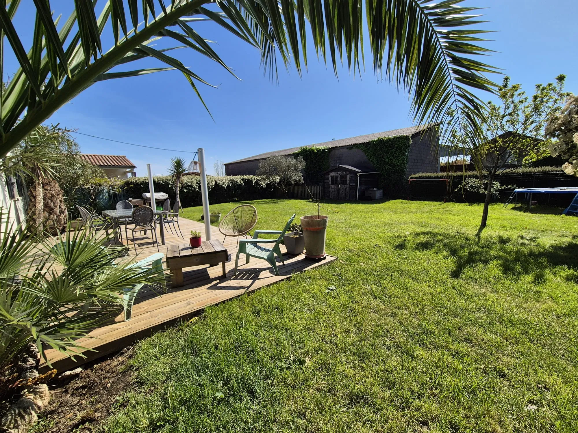 Maison de plain-pied à vendre à Pont l'Abbé d'Arnoult, 3 chambres et bureau, jardin paysagé 