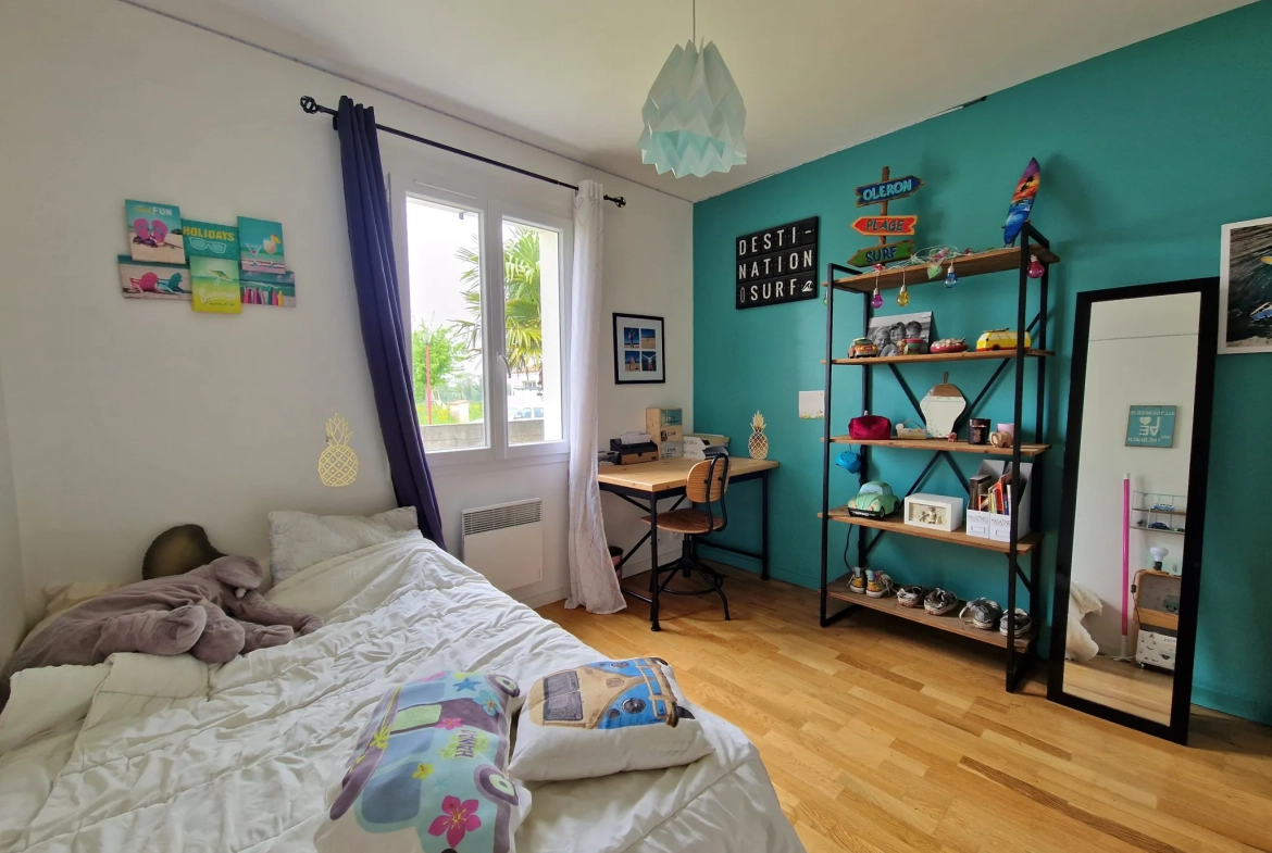 Maison de plain-pied à vendre à Pont l'Abbé d'Arnoult, 3 chambres et bureau, jardin paysagé 