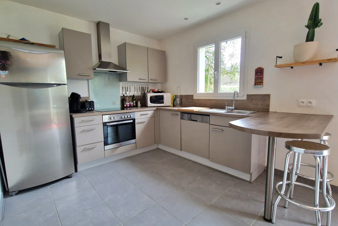 Maison de plain-pied à vendre à Pont l'Abbé d'Arnoult, 3 chambres et bureau, jardin paysagé 