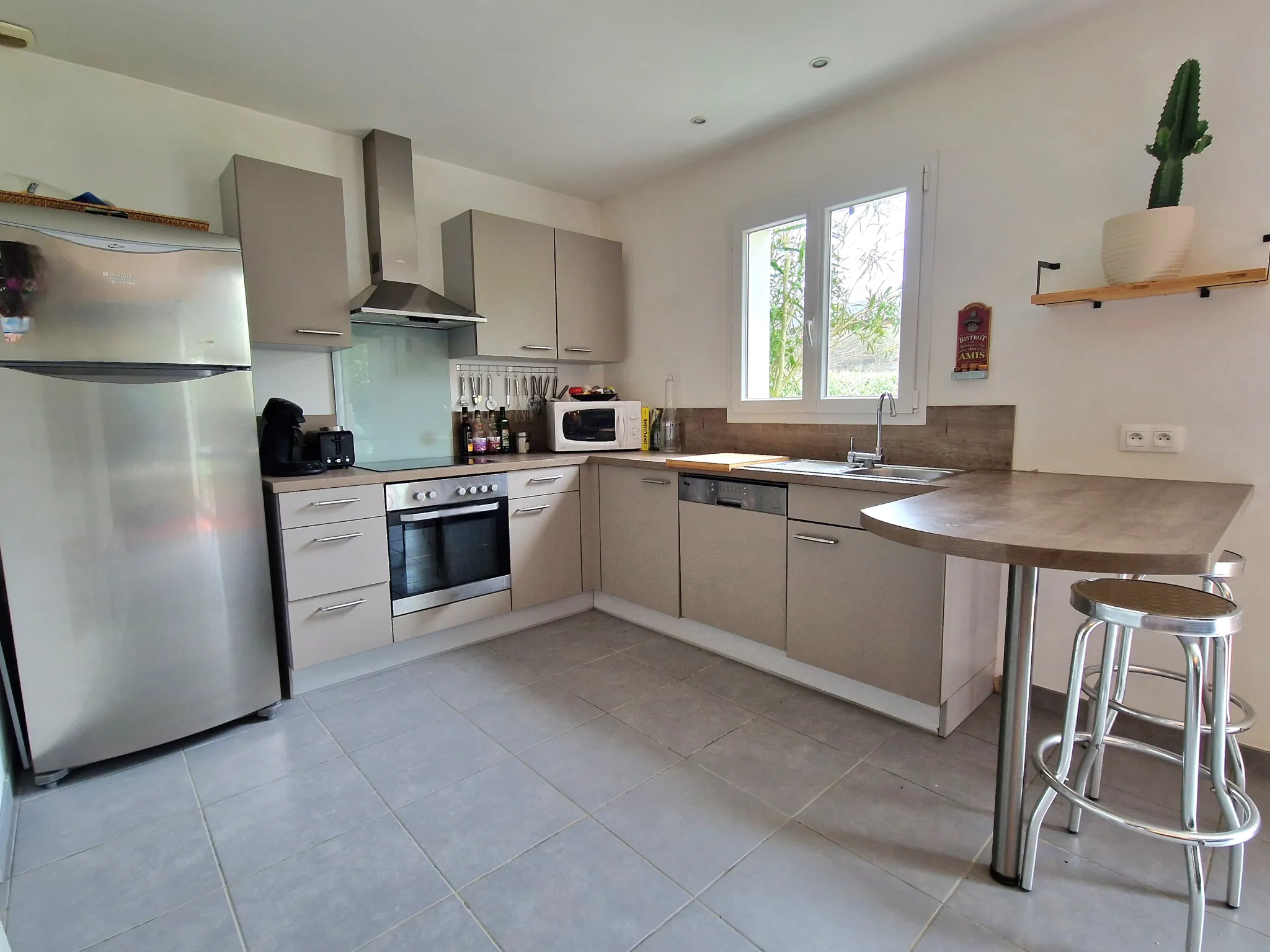 Maison de plain-pied à vendre à Pont l'Abbé d'Arnoult, 3 chambres et bureau, jardin paysagé 