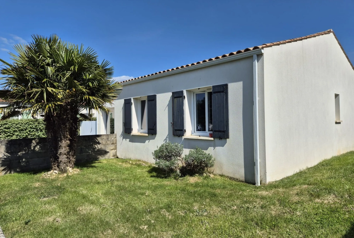 Maison de plain-pied à vendre à Pont l'Abbé d'Arnoult, 3 chambres et bureau, jardin paysagé 