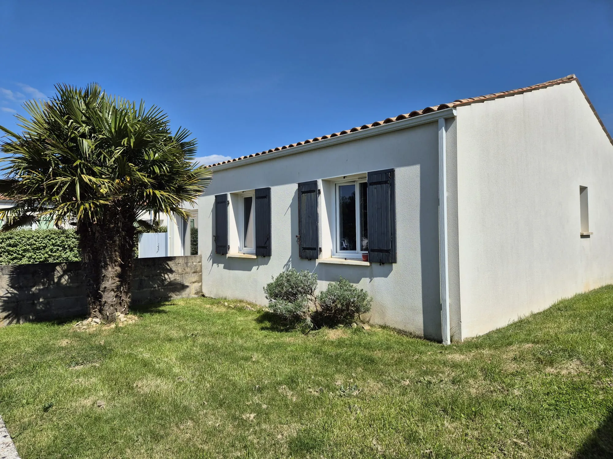 Maison de plain-pied à vendre à Pont l'Abbé d'Arnoult, 3 chambres et bureau, jardin paysagé 