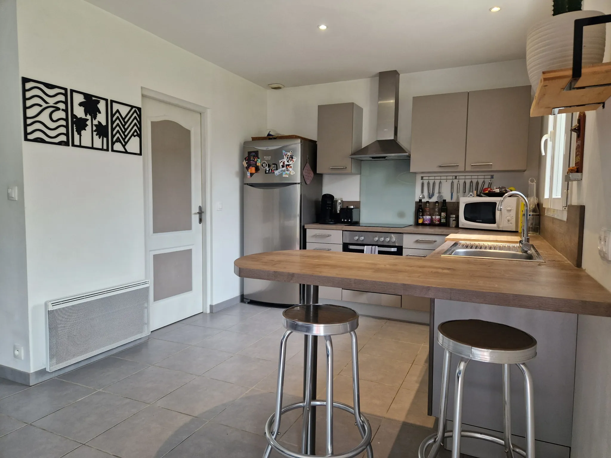 Maison de plain-pied à vendre à Pont l'Abbé d'Arnoult, 3 chambres et bureau, jardin paysagé 