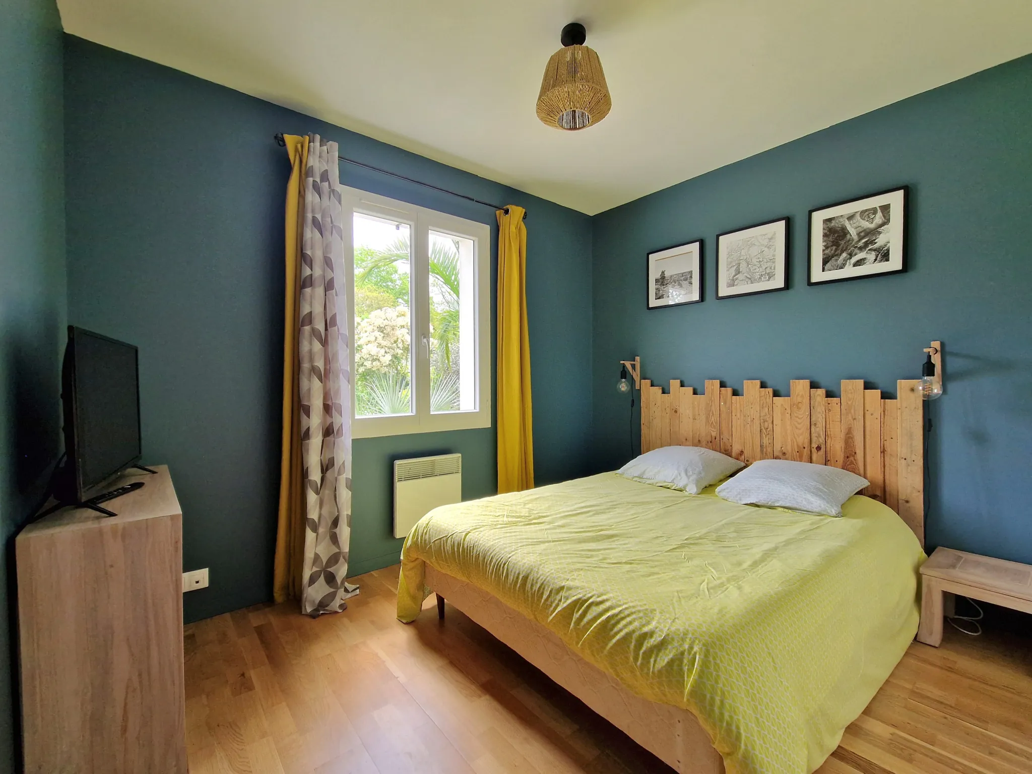 Maison de plain-pied à vendre à Pont l'Abbé d'Arnoult, 3 chambres et bureau, jardin paysagé 