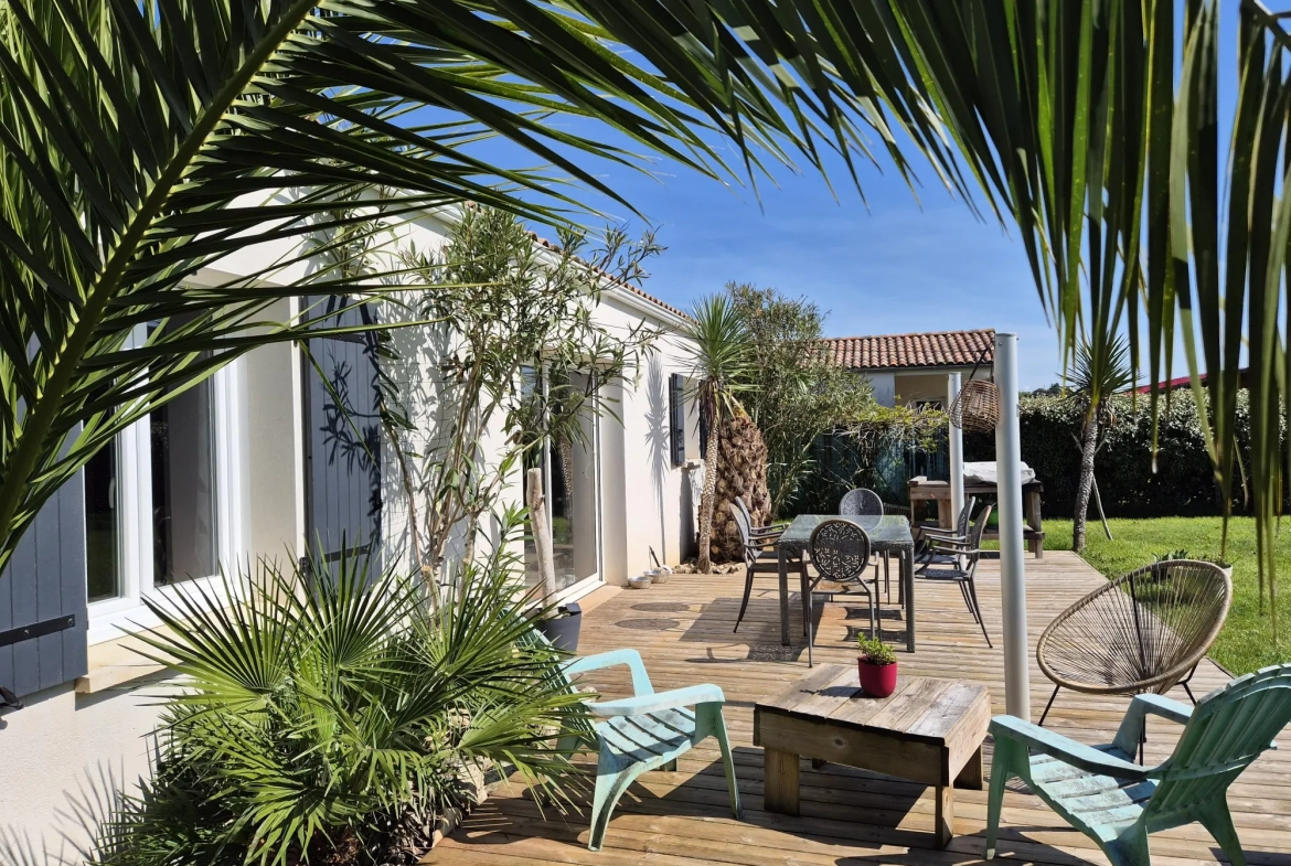 Maison de plain-pied à vendre à Pont l'Abbé d'Arnoult, 3 chambres et bureau, jardin paysagé 