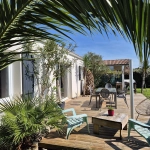 Maison de plain-pied à vendre à Pont l'Abbé d'Arnoult, 3 chambres et bureau, jardin paysagé