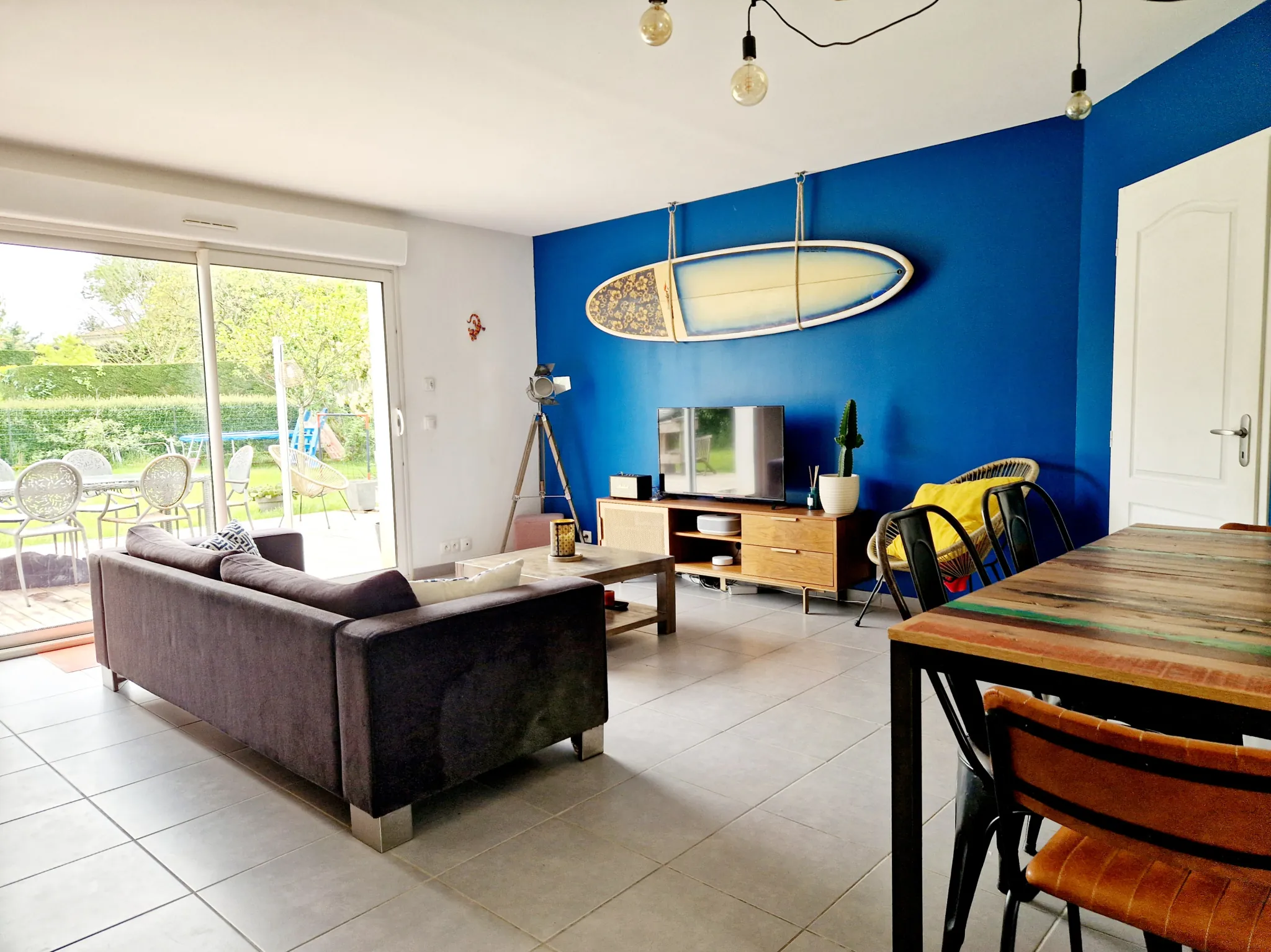Maison de plain-pied à vendre à Pont l'Abbé d'Arnoult, 3 chambres et bureau, jardin paysagé 