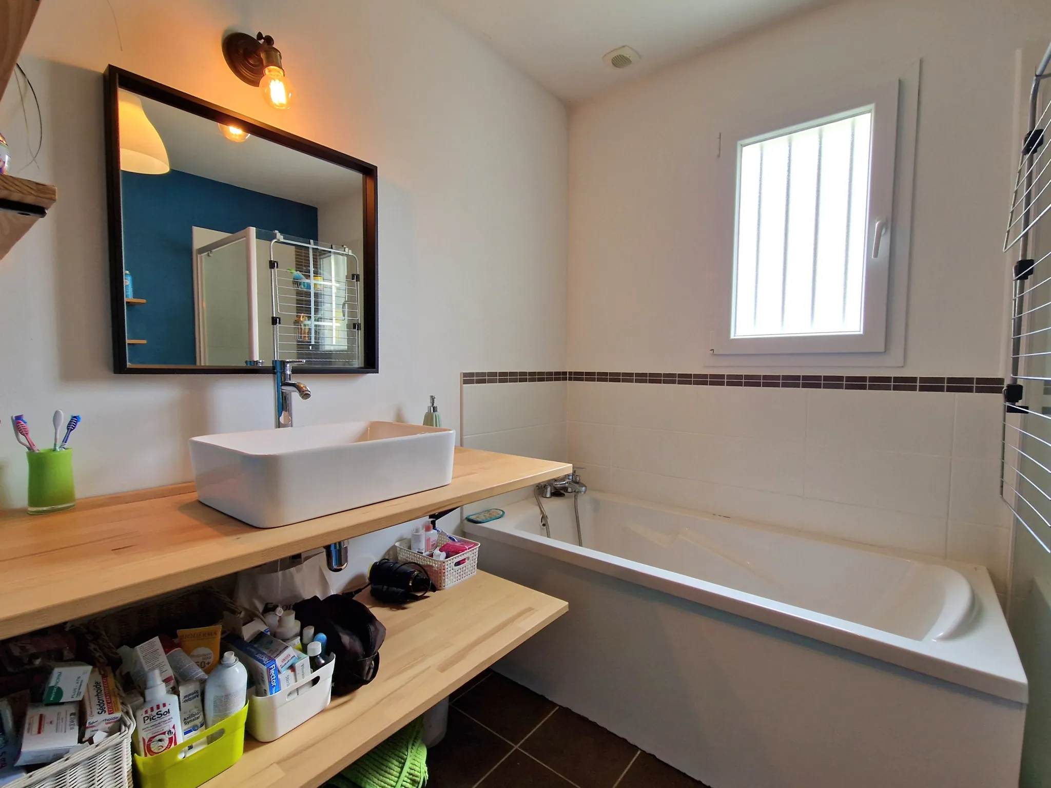 Maison de plain-pied à vendre à Pont l'Abbé d'Arnoult, 3 chambres et bureau, jardin paysagé 