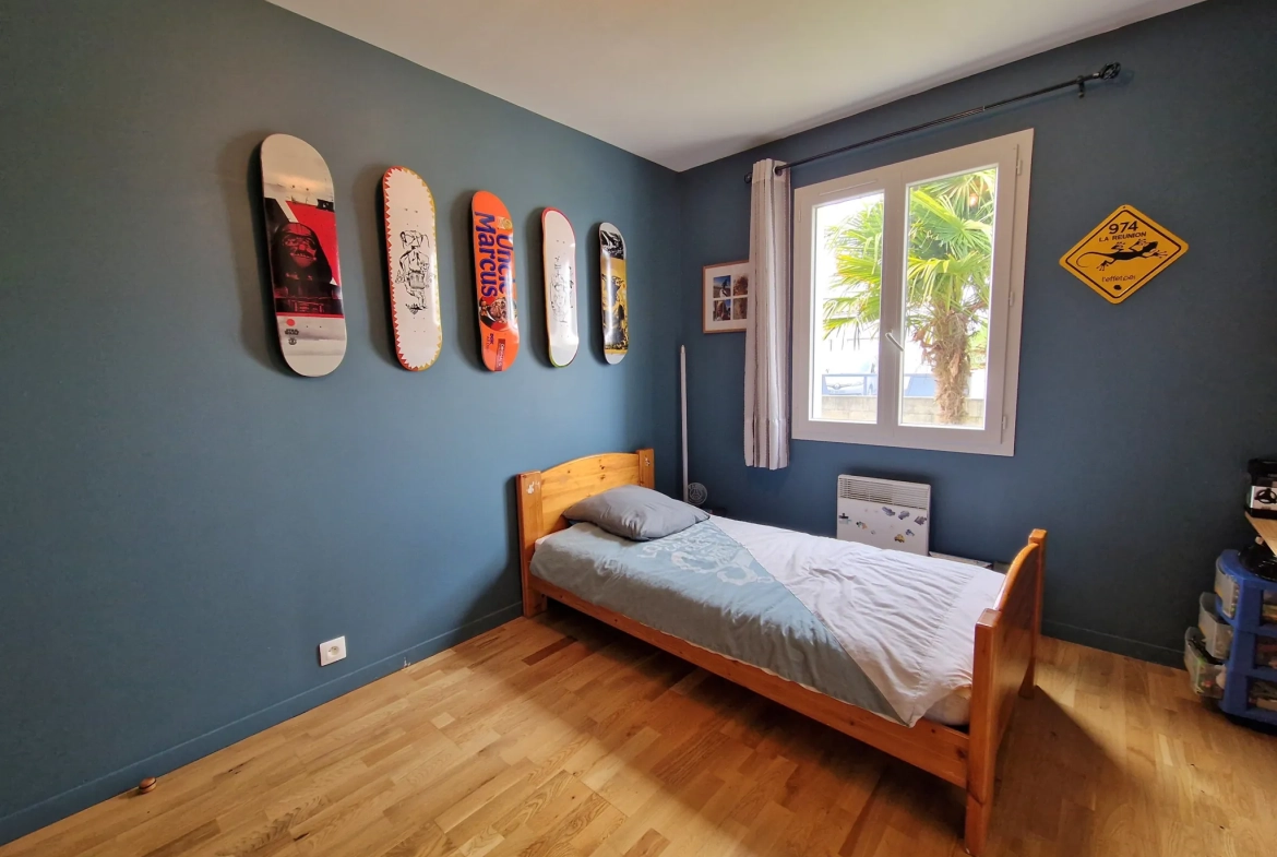 Maison de plain-pied à vendre à Pont l'Abbé d'Arnoult, 3 chambres et bureau, jardin paysagé 