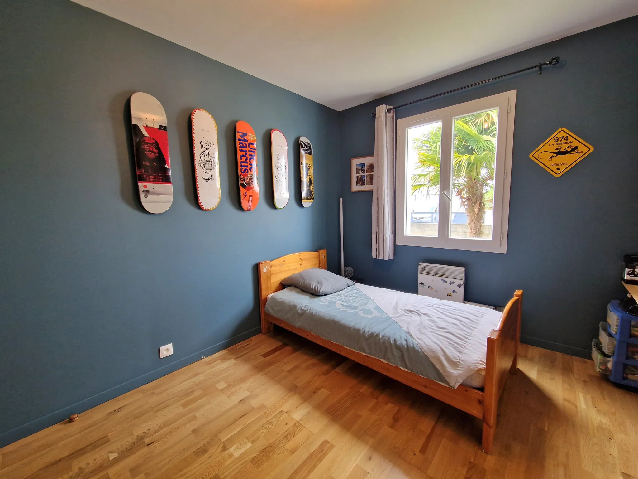 Maison de plain-pied à vendre à Pont l'Abbé d'Arnoult, 3 chambres et bureau, jardin paysagé 
