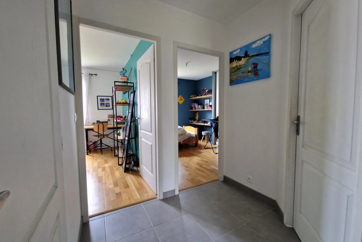 Maison de plain-pied à vendre à Pont l'Abbé d'Arnoult, 3 chambres et bureau, jardin paysagé 