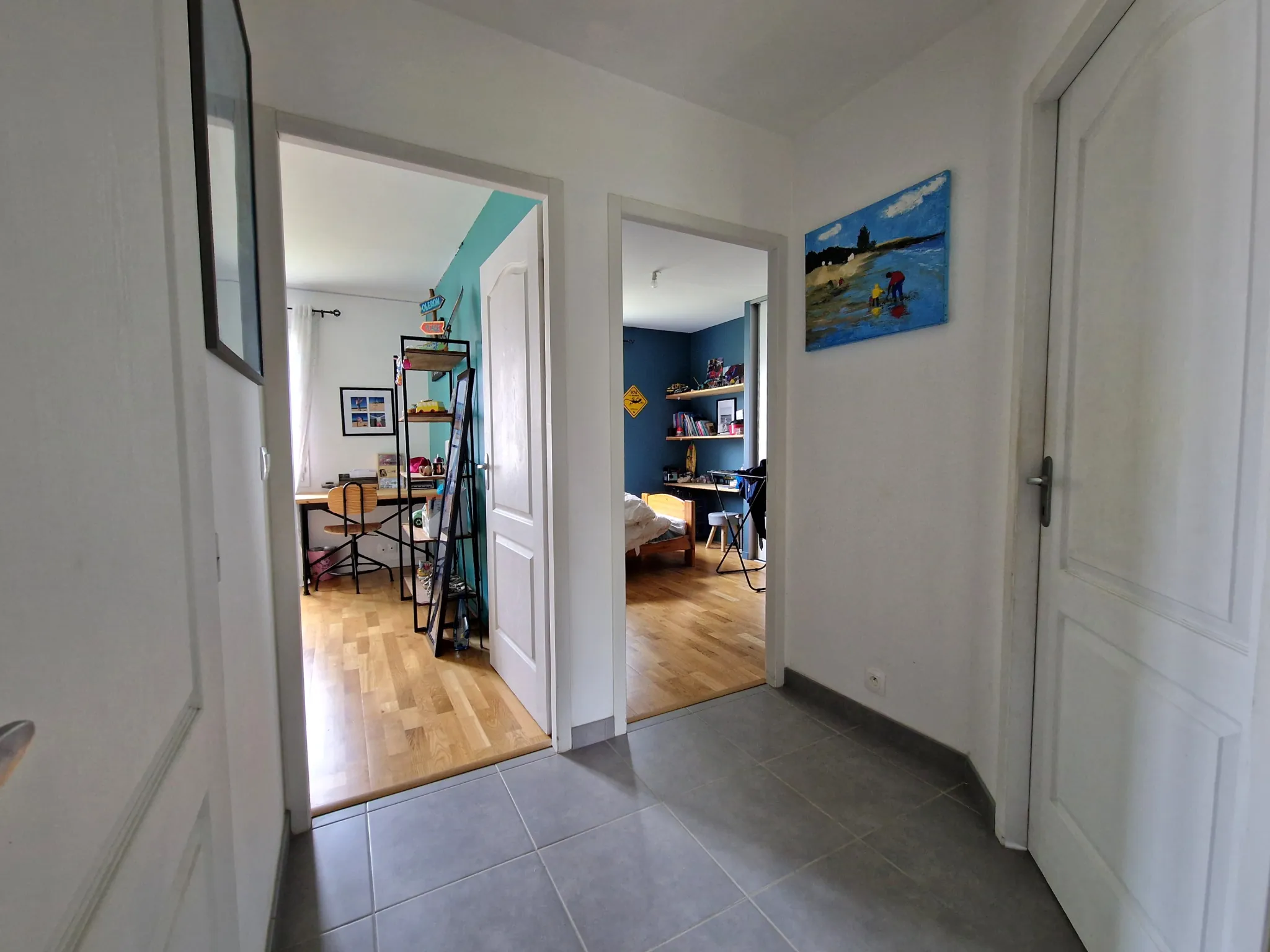 Maison de plain-pied à vendre à Pont l'Abbé d'Arnoult, 3 chambres et bureau, jardin paysagé 