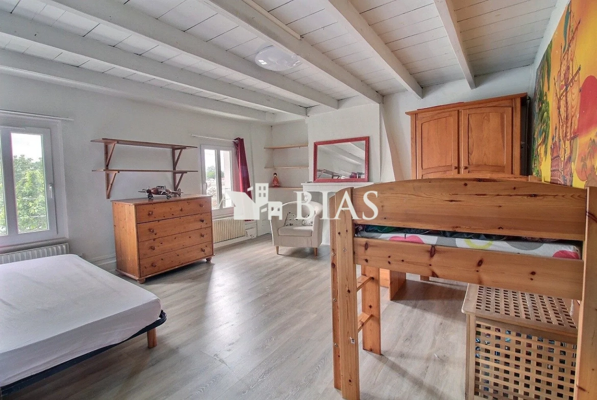 Maison de caractère à Bourg-Achard avec dépendance et terrain de 680 m² 
