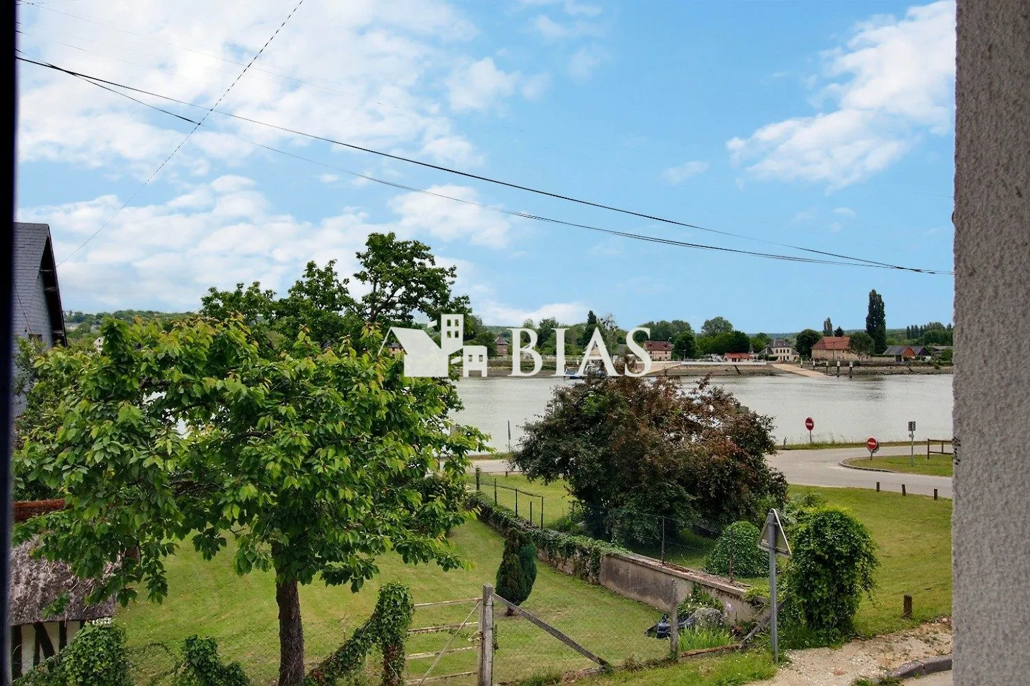 Maison de caractère à Bourg-Achard avec dépendance et terrain de 680 m² 