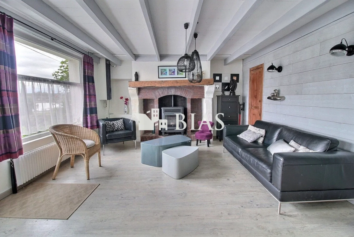 Maison de caractère à Bourg-Achard avec dépendance et terrain de 680 m² 