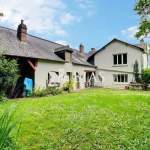 Maison de caractère à Bourg-Achard avec dépendance et terrain de 680 m²