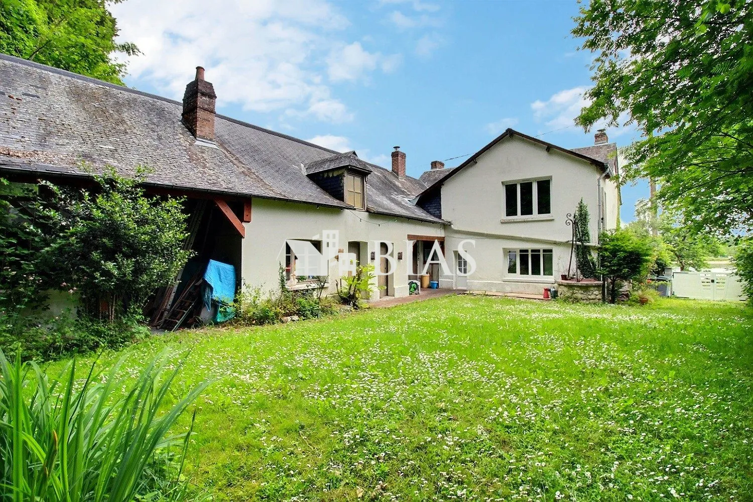 Maison de caractère à Bourg-Achard avec dépendance et terrain de 680 m² 