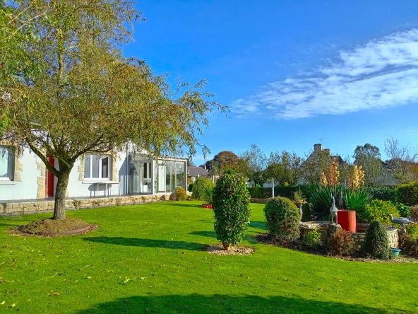 Maison individuelle de plain-pied à Quintin en Bretagne avec jardin et garage
