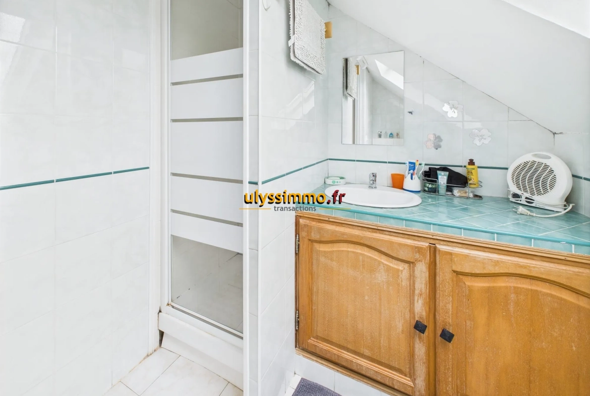 salle d'eau du haut Maison familiale de 110 m² proche de Roye avec jardin et terrasse 