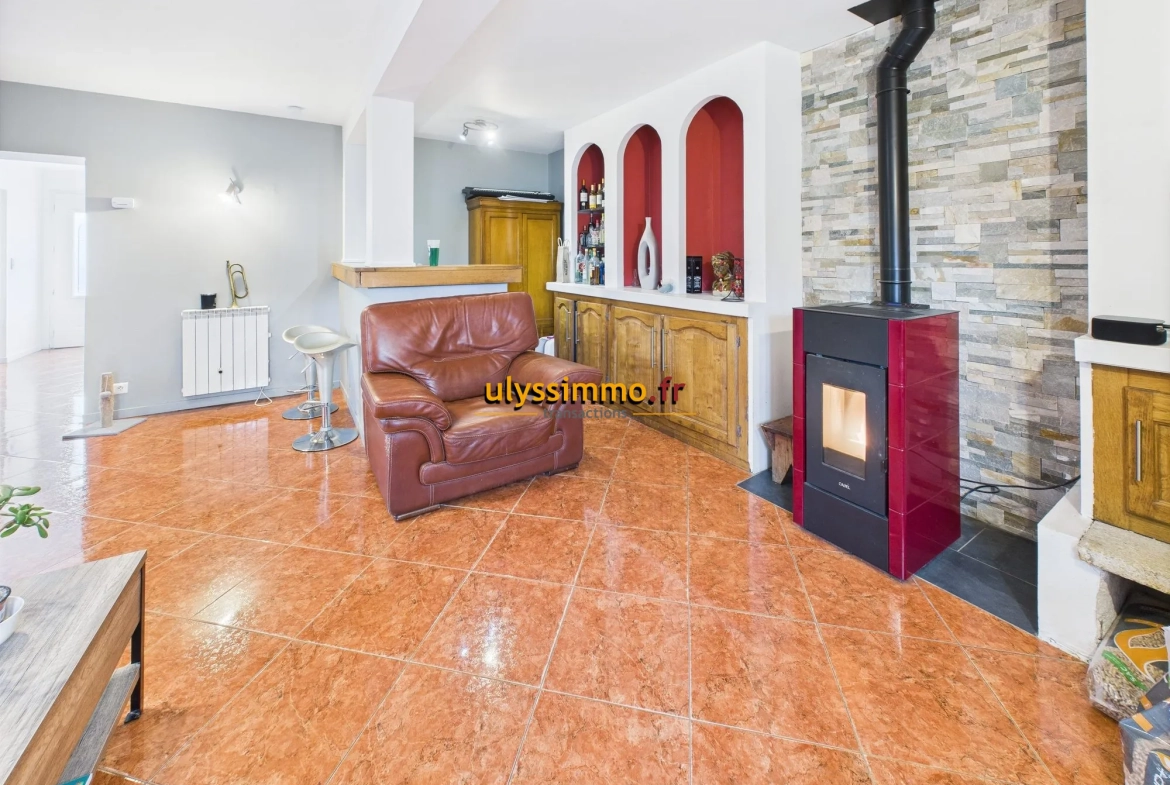 salon Maison familiale de 110 m² proche de Roye avec jardin et terrasse 