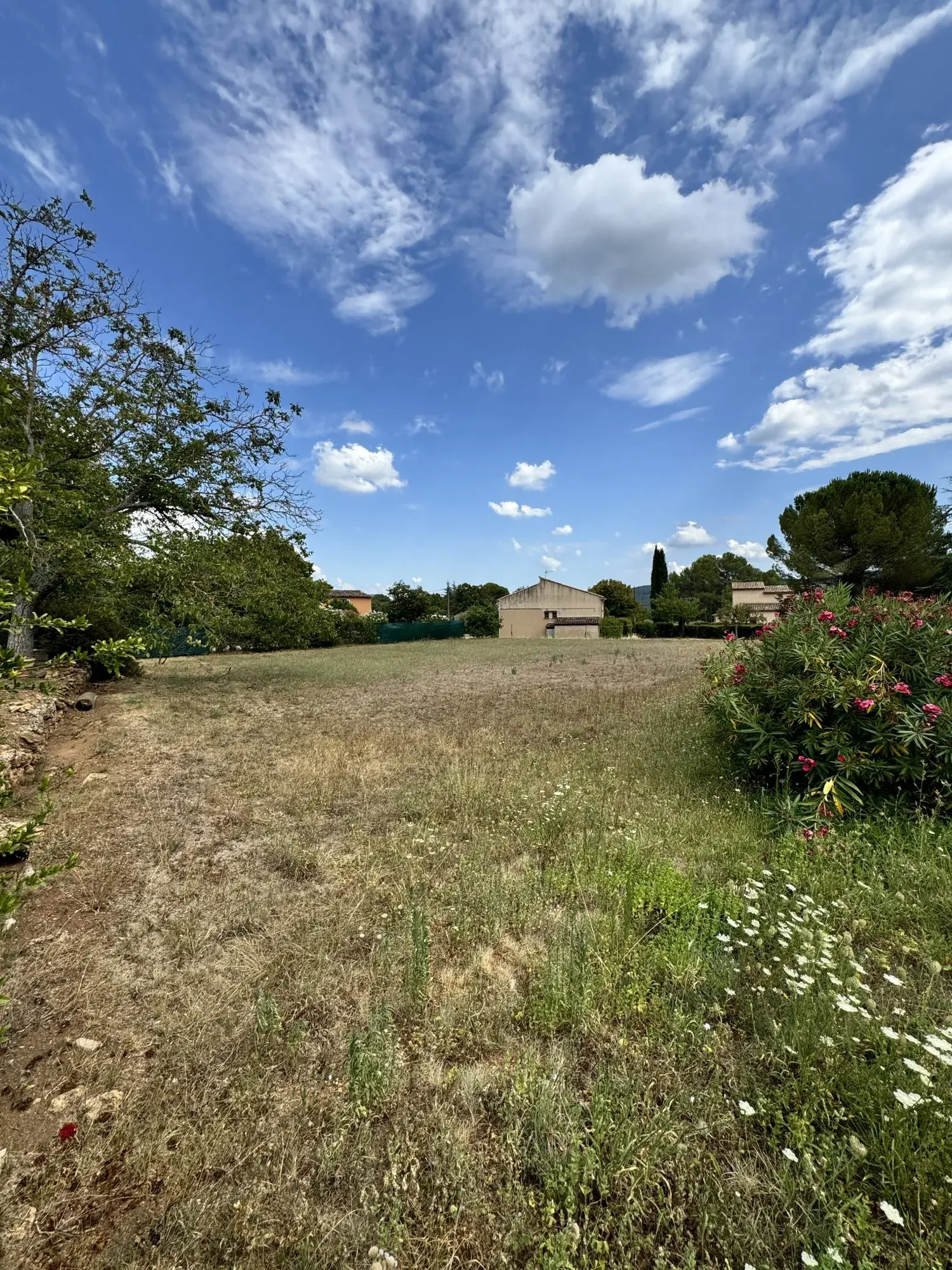 Terrain plat de 1000 m² à Salernes avec permis actuel ou modifiable 
