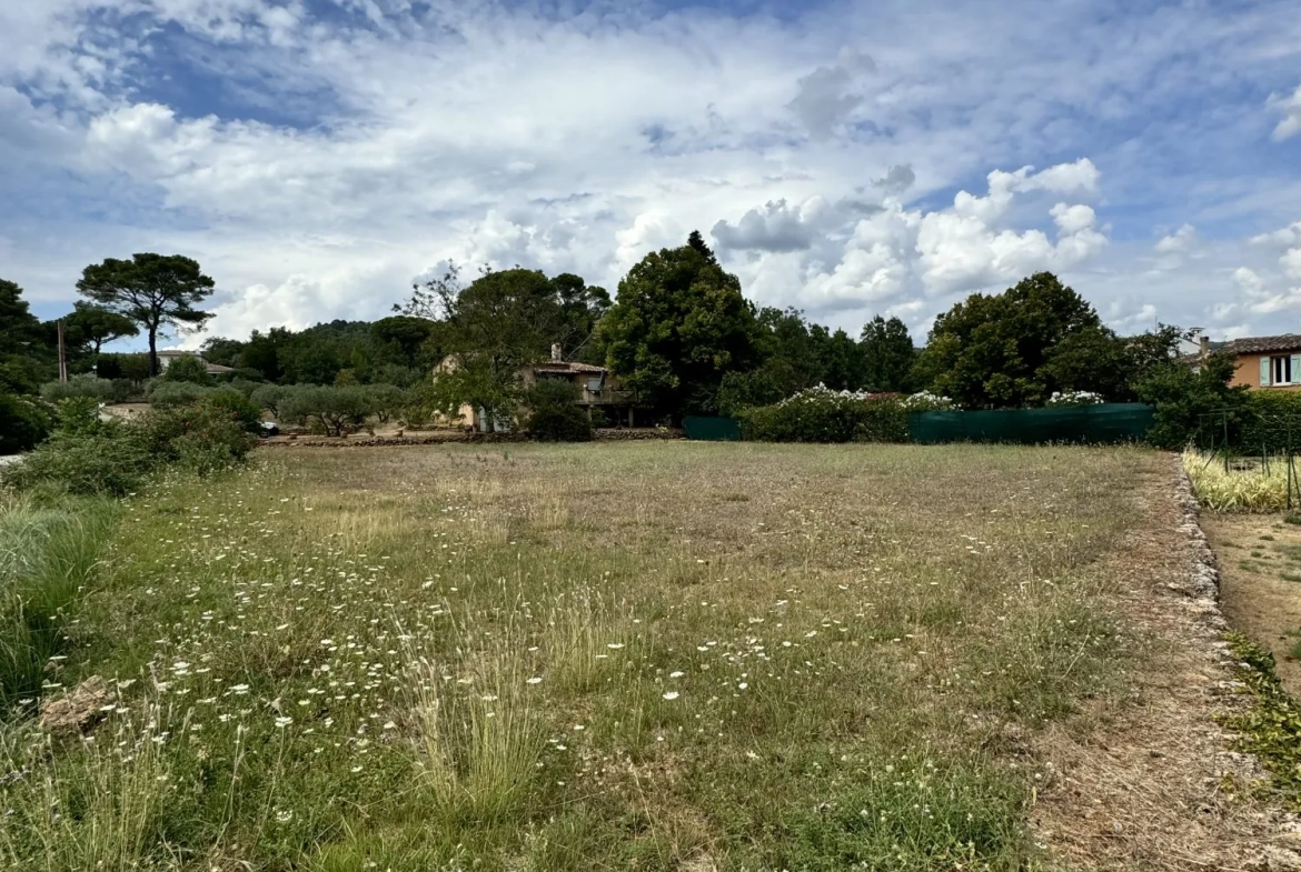 Terrain plat de 1000 m² à Salernes avec permis actuel ou modifiable 