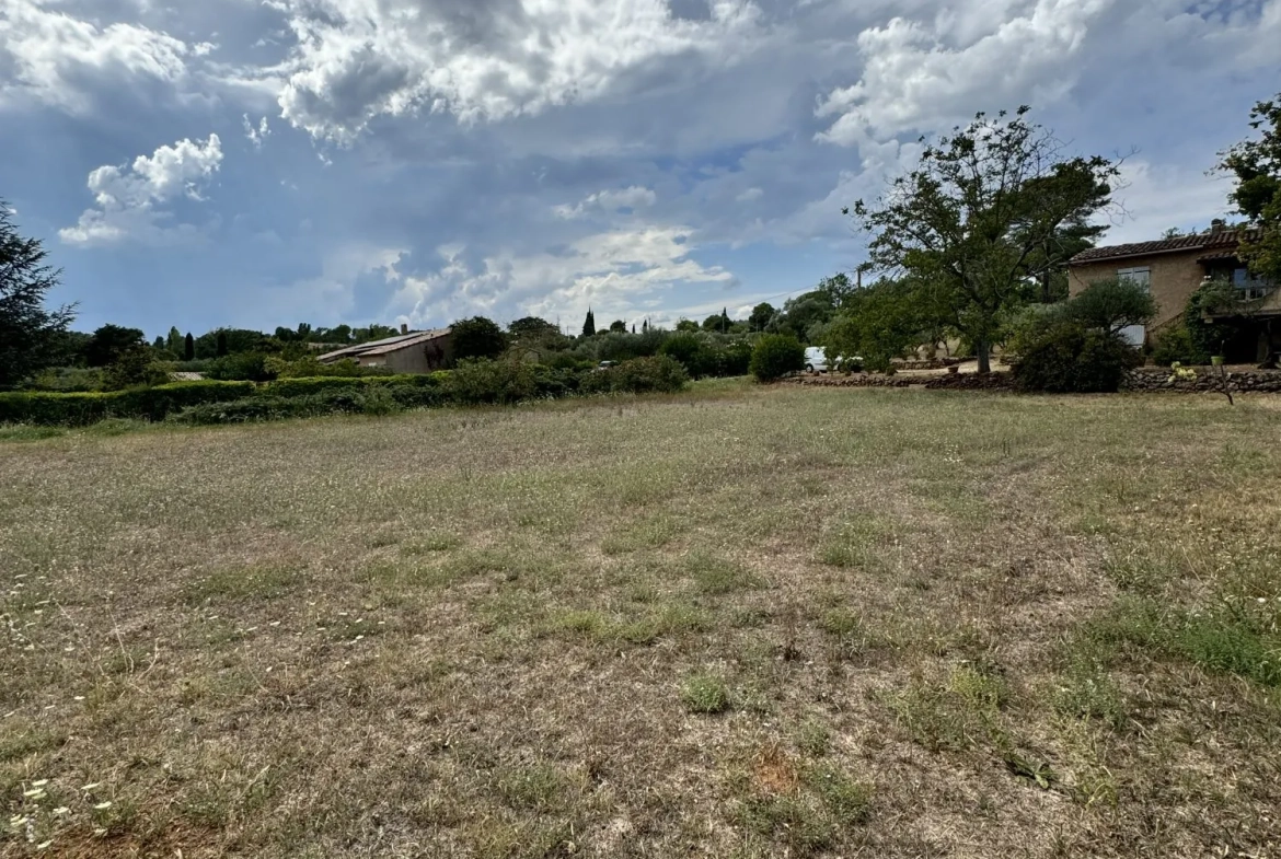 Terrain plat de 1000 m² à Salernes avec permis actuel ou modifiable 