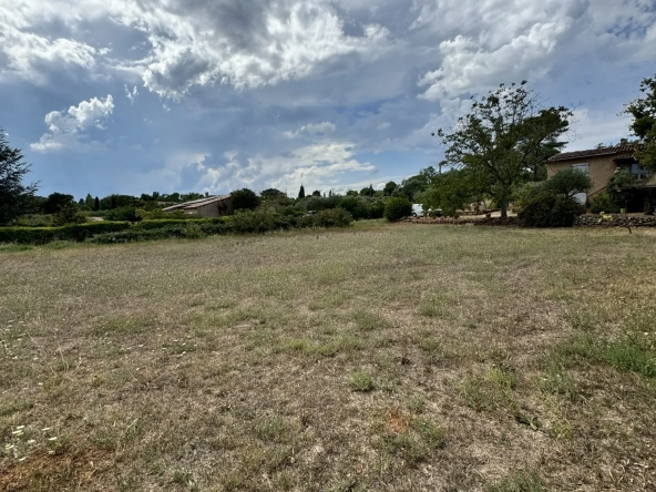 Terrain plat de 1000 m² à Salernes avec permis actuel ou modifiable