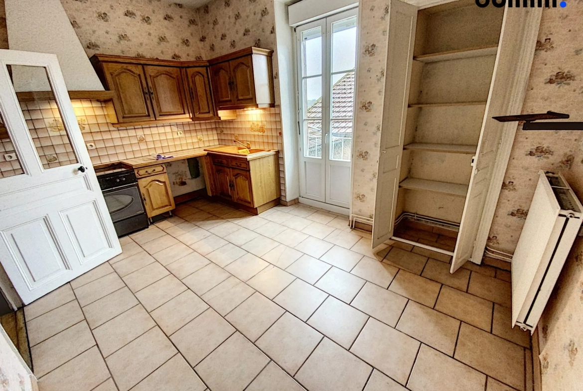Immeuble à Montcenis de 354 m² avec local commercial et appartement lumineux 