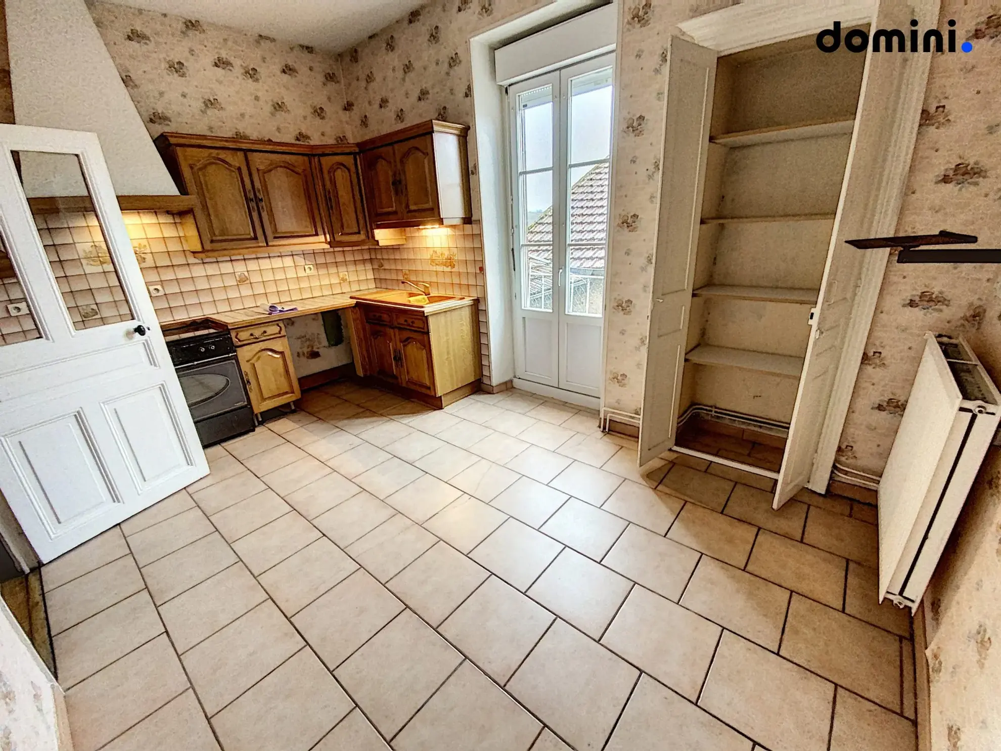 Immeuble à Montcenis de 354 m² avec local commercial et appartement lumineux 