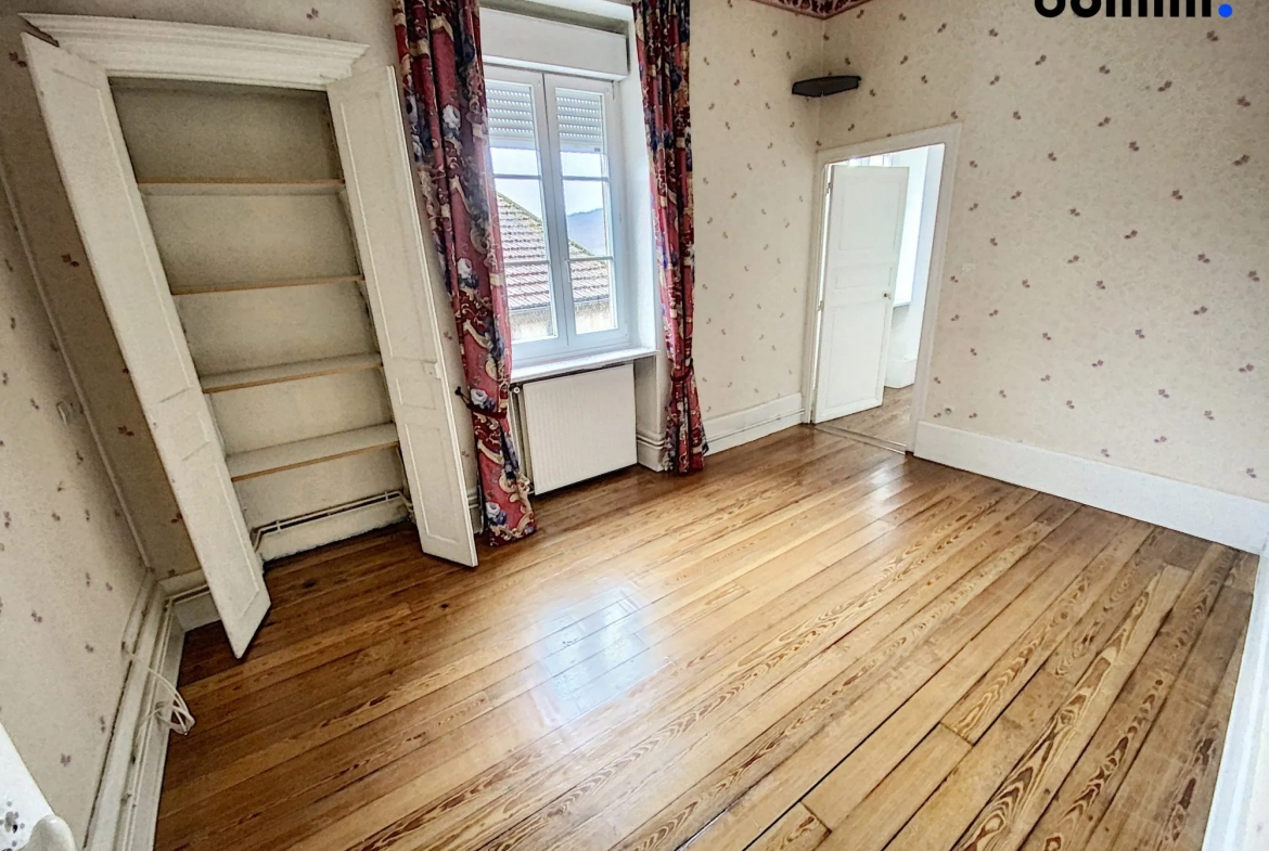Immeuble à Montcenis de 354 m² avec local commercial et appartement lumineux 