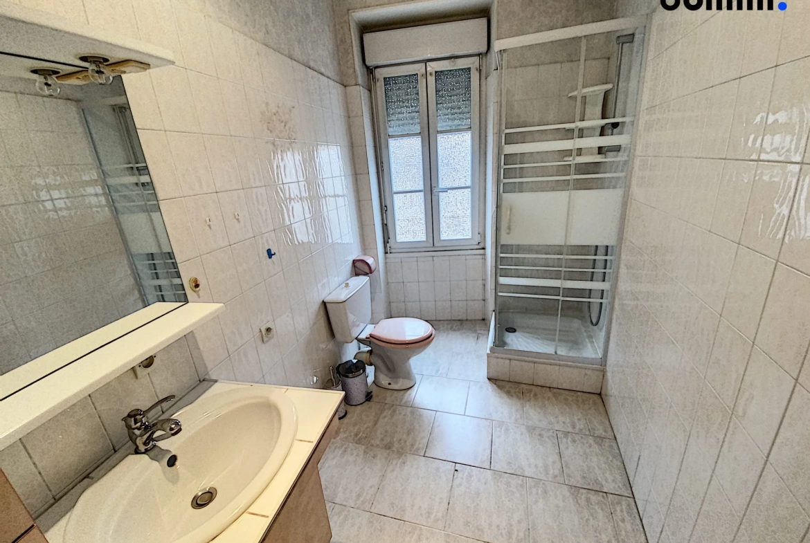 Immeuble à Montcenis de 354 m² avec local commercial et appartement lumineux 