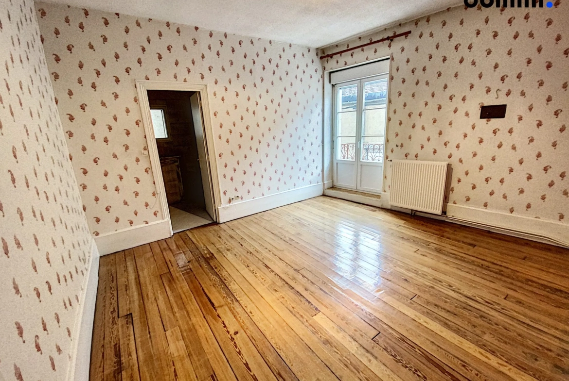 Immeuble à Montcenis de 354 m² avec local commercial et appartement lumineux 