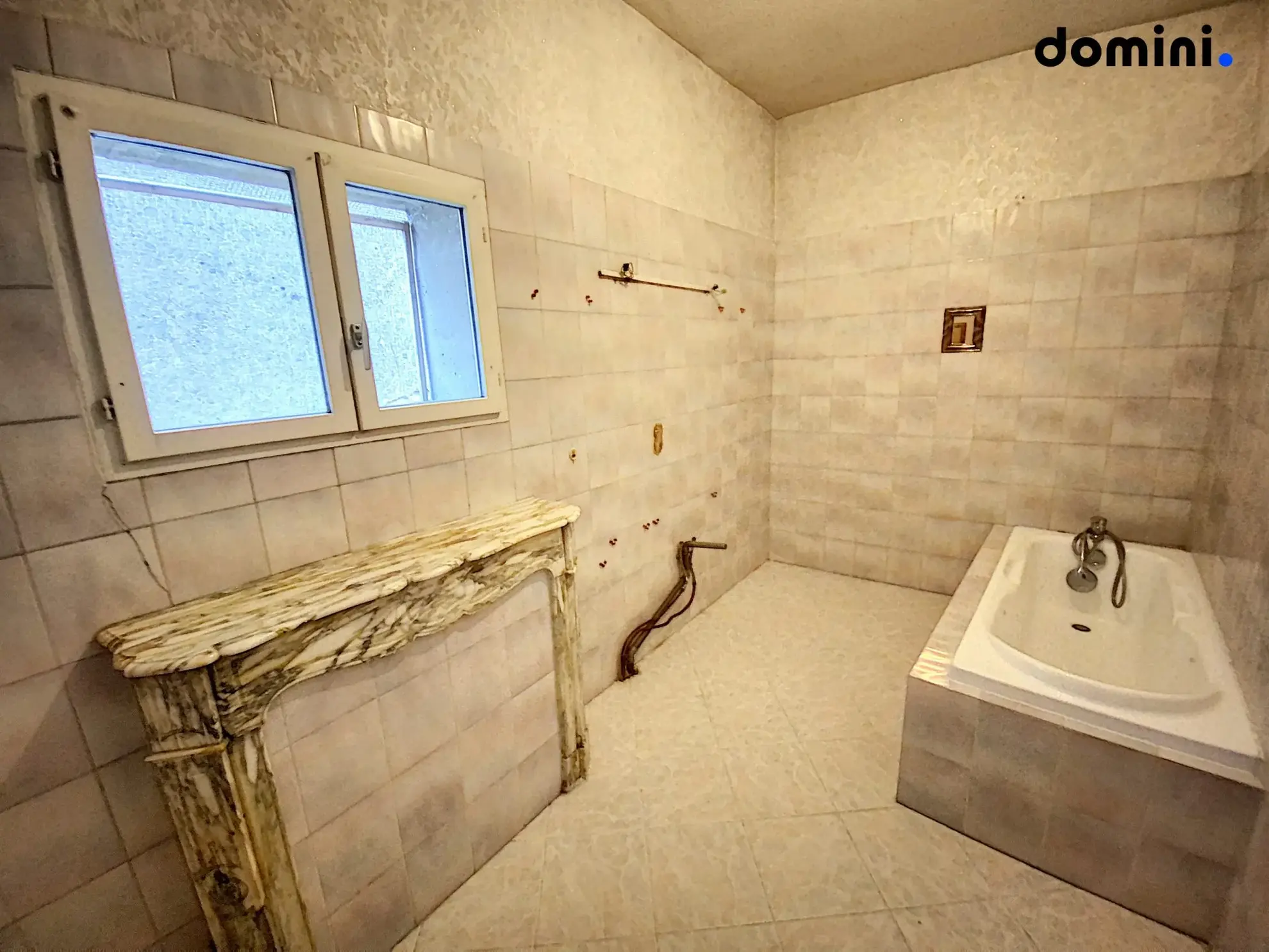 Immeuble à Montcenis de 354 m² avec local commercial et appartement lumineux 