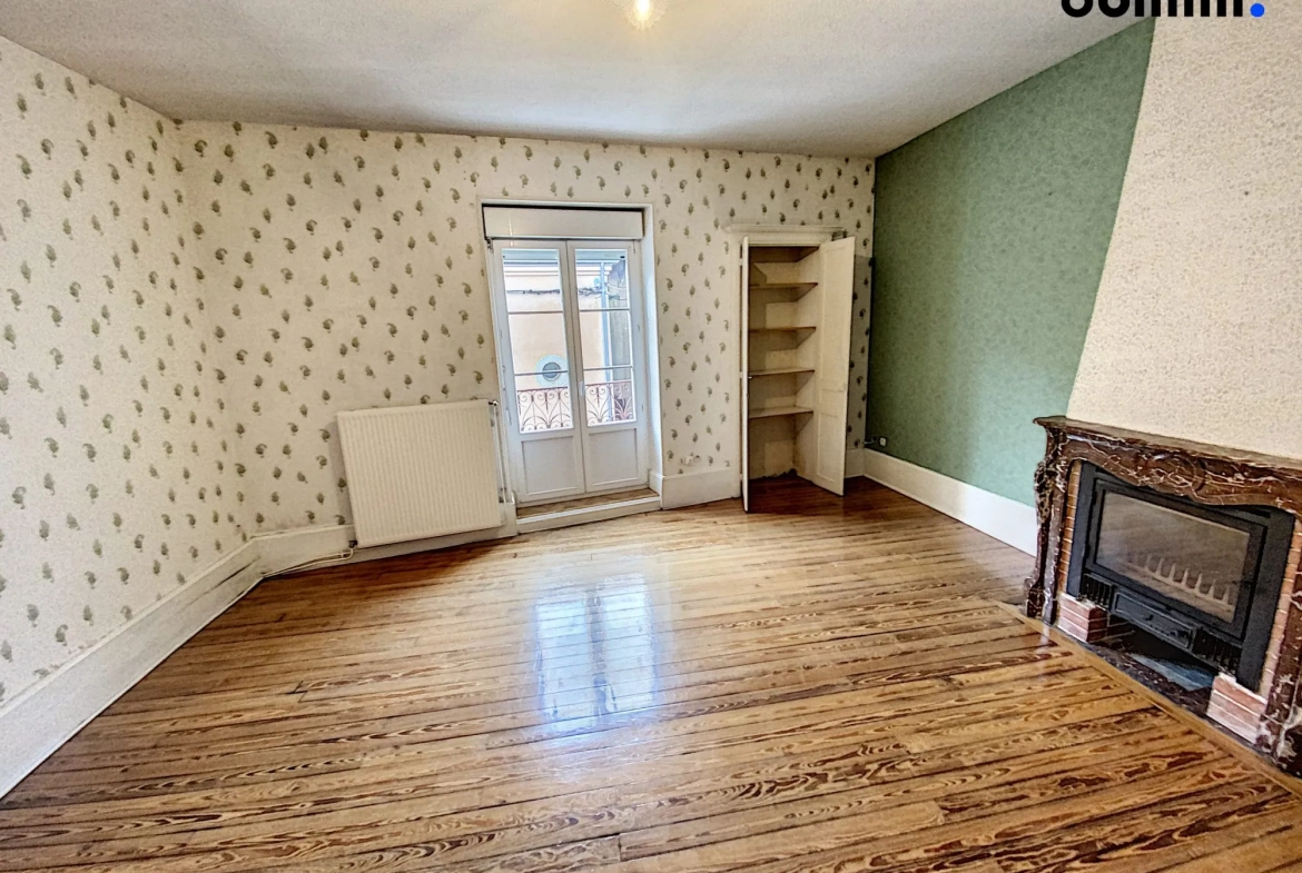 Immeuble à Montcenis de 354 m² avec local commercial et appartement lumineux 