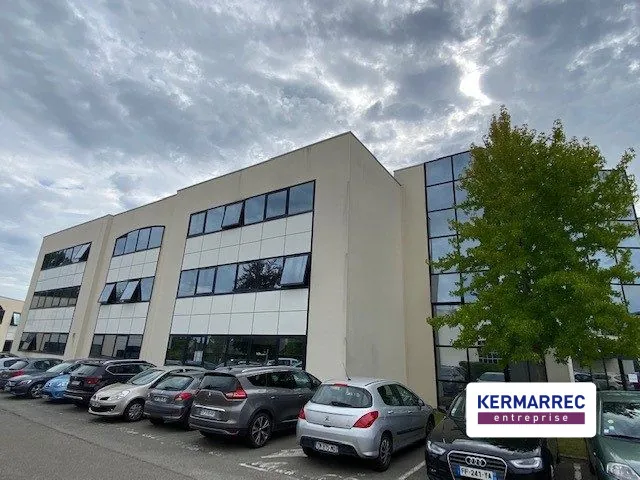 Ensemble immobilier de bureaux indépendant à Saint-Grégoire - Spacieux et bien situé 