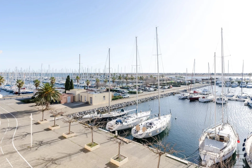 À vendre appartement duplex 2 pièces à Gruissan avec terrasse et parking privé