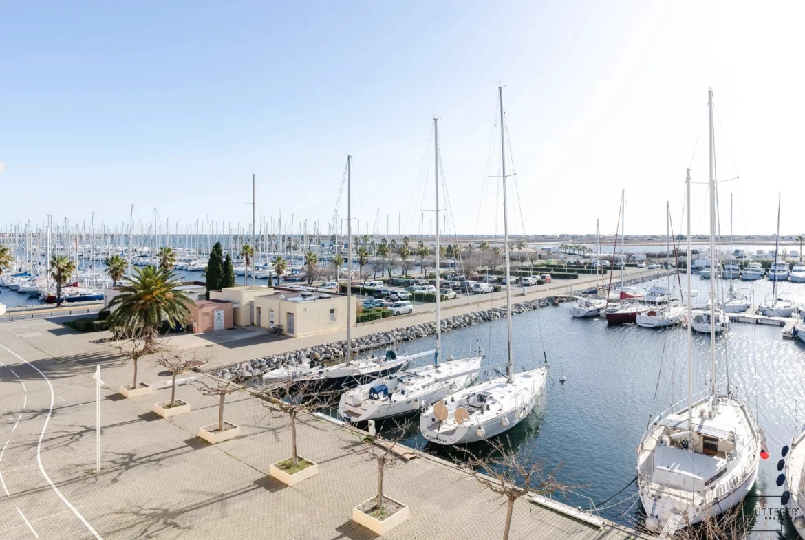 À vendre appartement duplex 2 pièces à Gruissan avec terrasse et parking privé 