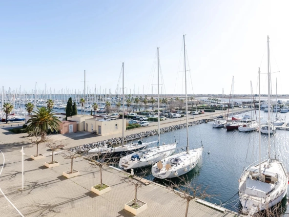 À vendre appartement duplex 2 pièces à Gruissan avec terrasse et parking privé
