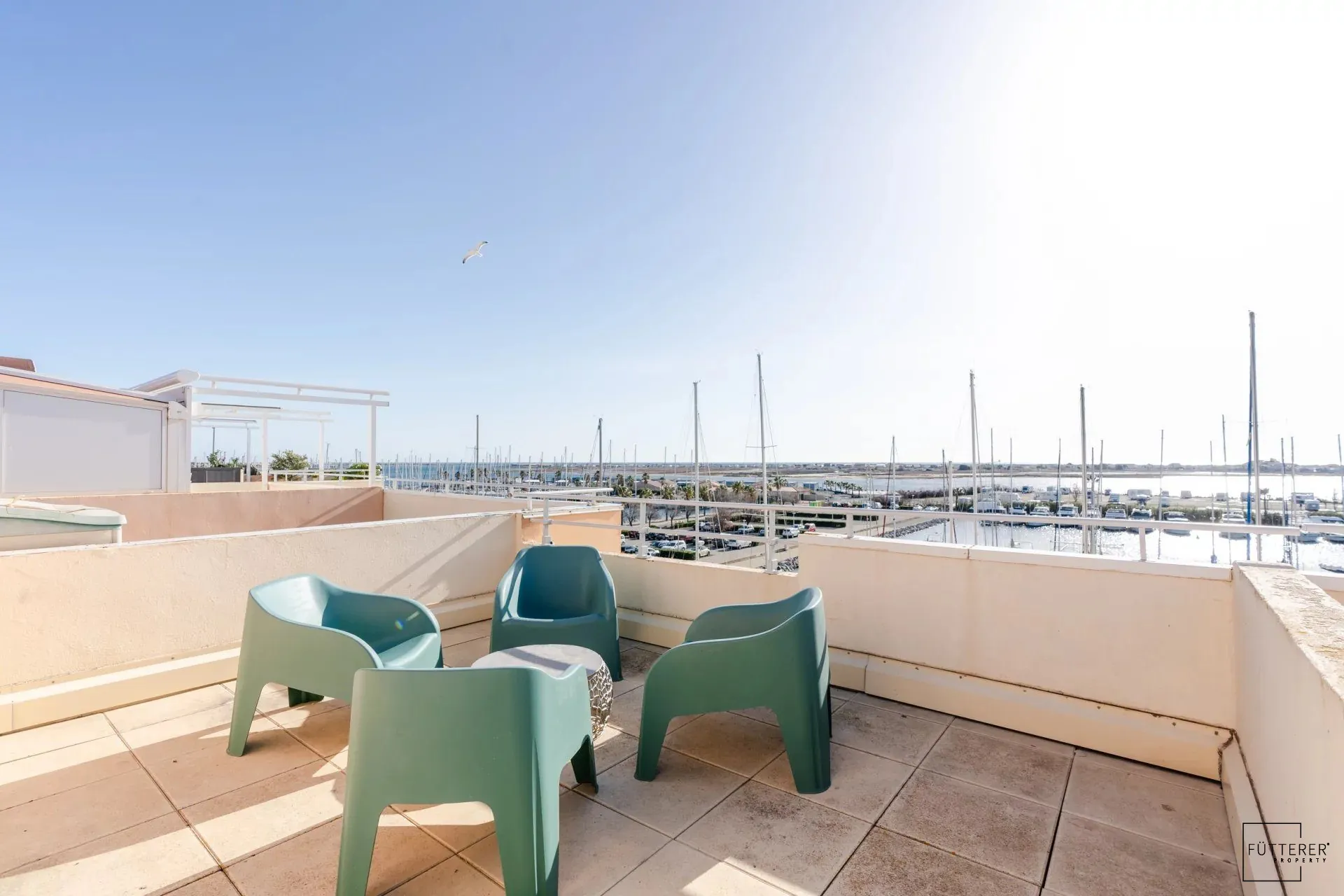 À vendre appartement duplex 2 pièces à Gruissan avec terrasse et parking privé 